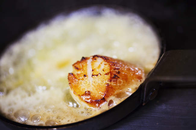 Close-up of cooked scallop in frying pan. — Stock Photo