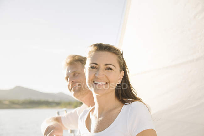 Homem e mulher no veleiro sorrindo e olhando na câmera, retrato . — Fotografia de Stock