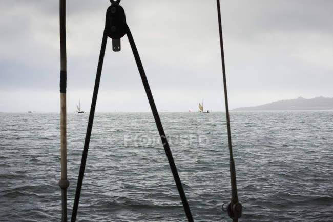 Falo estuario e sartiame della barca sull'acqua in Cornovaglia, Inghilterra — Foto stock