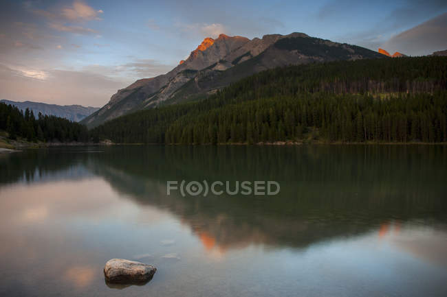 Calm water of lake and mountains of Canadian Rockies at sunset. — Stock Photo