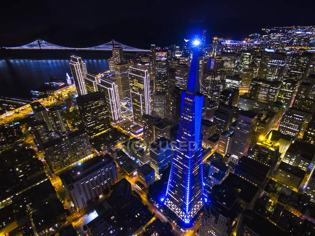 Transamerica Pyramid iluminado e delineado em luzes azuis na paisagem urbana de São Francisco, EUA . — Fotografia de Stock