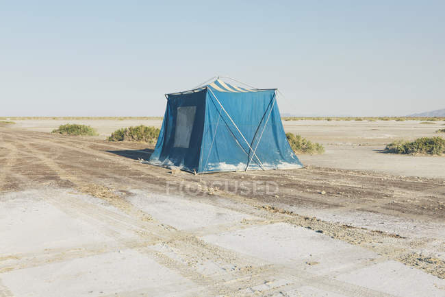 Старая грязная голубая палатка для кемпинга в пустыне Bonneville Salt Flats, Юта, США
.. — стоковое фото
