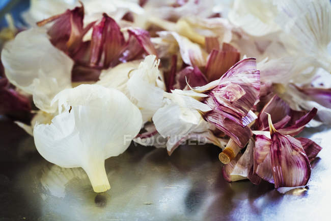 Close-up of pile of white and red garlic peel. — Stock Photo