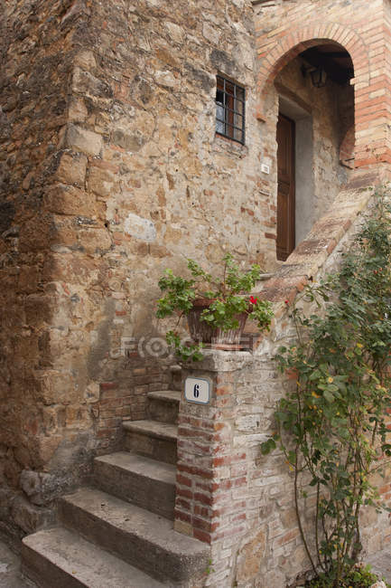 Entrada rústica a una casa tradicional toscana
. - foto de stock