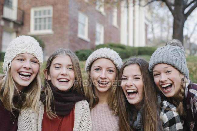 Група з п'яти дівчат-підлітків на відкритому повітрі в вовняних капелюхах і шарфах восени . — стокове фото