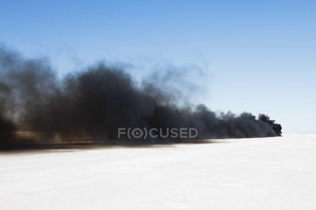 Fumo diesel preto do caminhão de corrida em Bonneville Salt Flats, Utah, EUA . — Fotografia de Stock