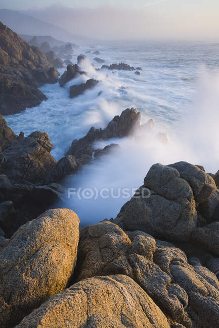 Onde che si infrangono sulla costa rocciosa dell'Oceano Pacifico . — Foto stock