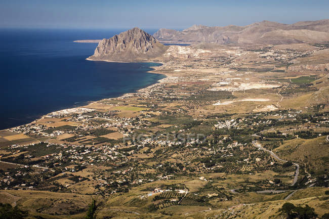 Горный ландшафт и побережье на западном побережье Сицилии, Италия . — стоковое фото