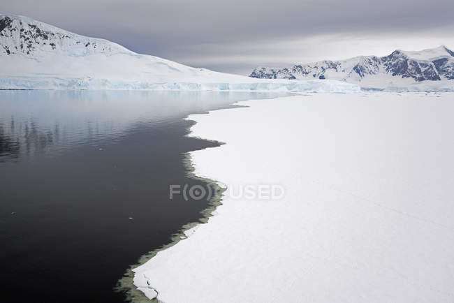 Vista de alto ângulo do derretimento do gelo marinho ao largo da costa na Antártida . — Fotografia de Stock