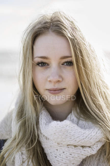 Junge Frau mit blonden Haaren schaut in die Kamera. — Stockfoto