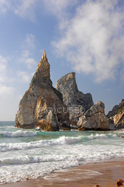 Praia da Ursa na costa atlântica com formação rochosa dramática em Portugal . — Fotografia de Stock