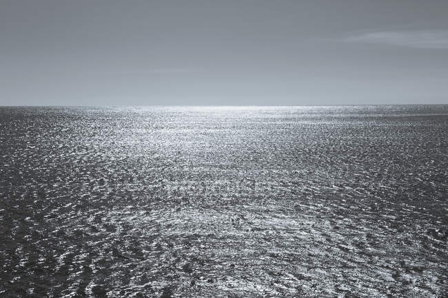 Поверхность воды Тихого океана в сумерках на Калифорнийском побережье . — стоковое фото