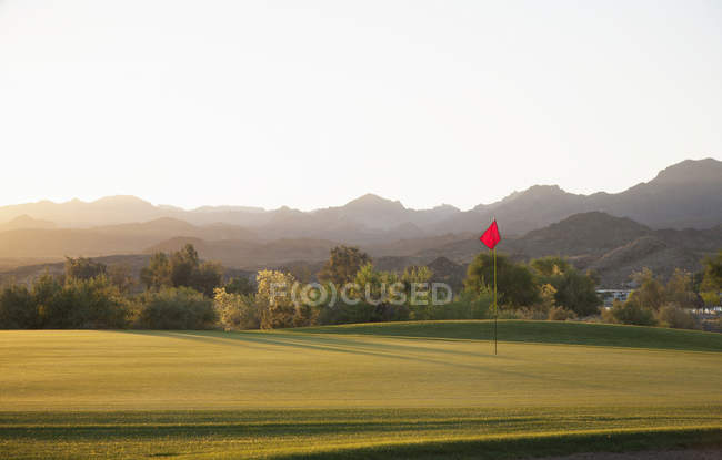 Campo de golf verde con paisaje de montaña en Arizona . - foto de stock
