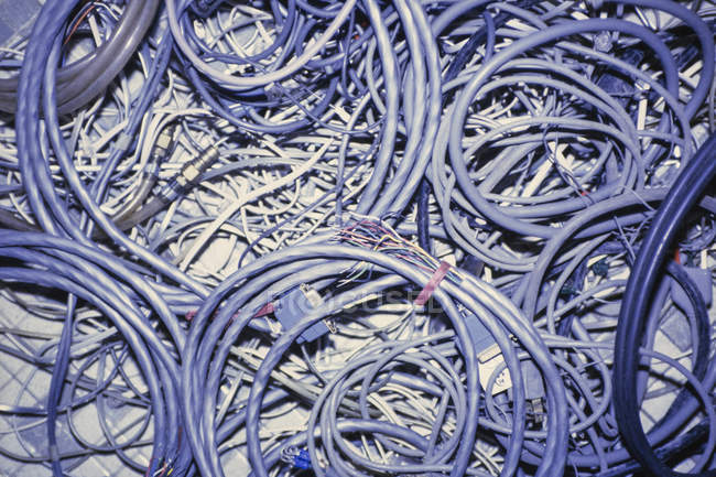 Masa de cables de ordenador y eléctricos enrollados y enredados
. - foto de stock