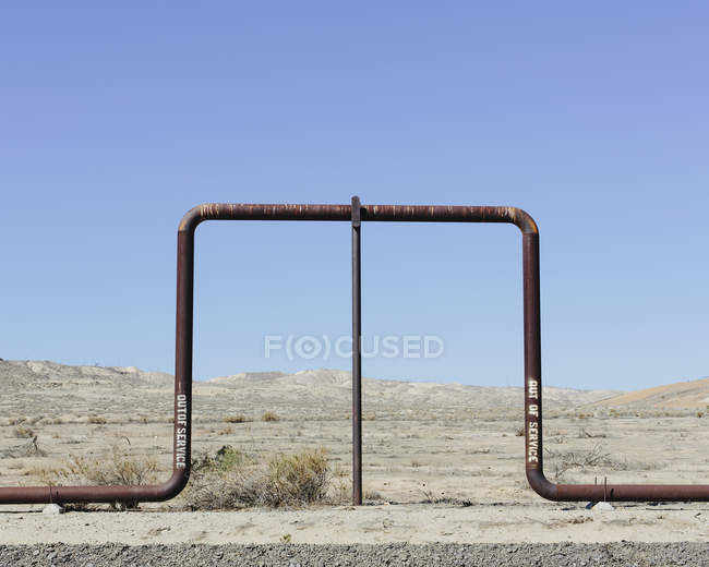 Нефтепровод на месторождении Мидуэй-Сансет в Калифорнии, США — стоковое фото