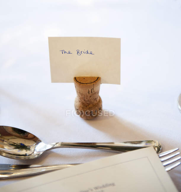 Nahaufnahme des Ortes mit Namensschild für den Tisch beim Hochzeitsbankett. — Stockfoto