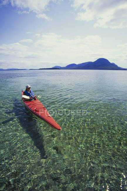 Uomo in kayak da mare in acque calme al largo di Ketchikan, Alaska, USA . — Foto stock