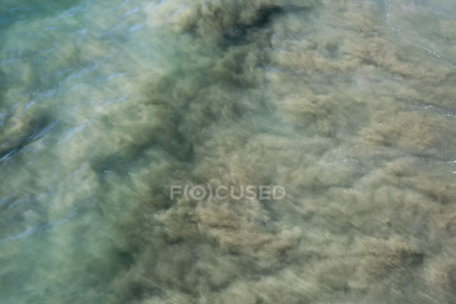 Vista abstracta de la superficie del agua con oleaje entrante, cuadro completo - foto de stock