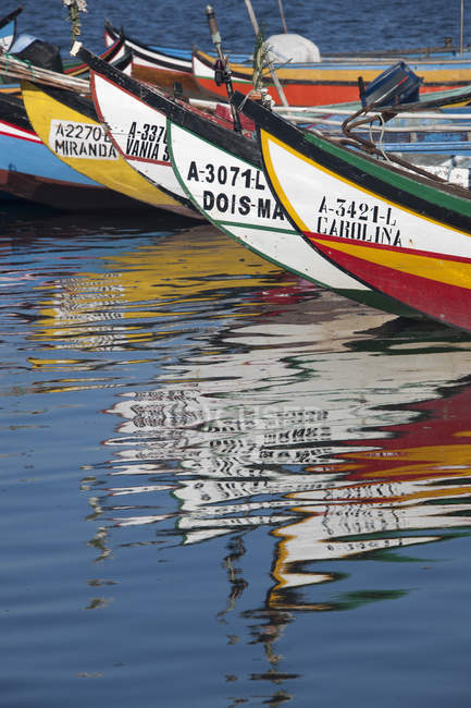 Barche da pesca tradizionali moliceiro dipinte in colori vivaci ormeggiate a Torreira, Portogallo . — Foto stock