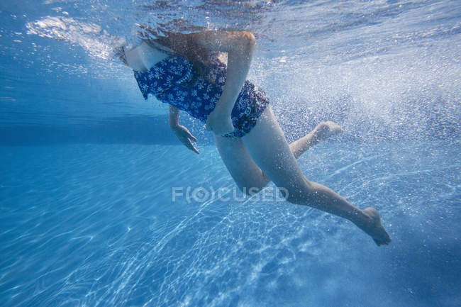 Ragazza pre-adolescente nuotare sott'acqua in piscina
. — Foto stock