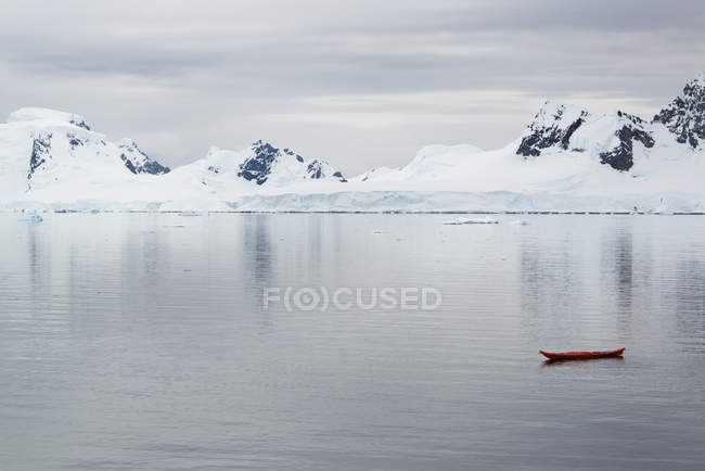 Petit kayak en eau calme au large de l'île antarctique . — Photo de stock