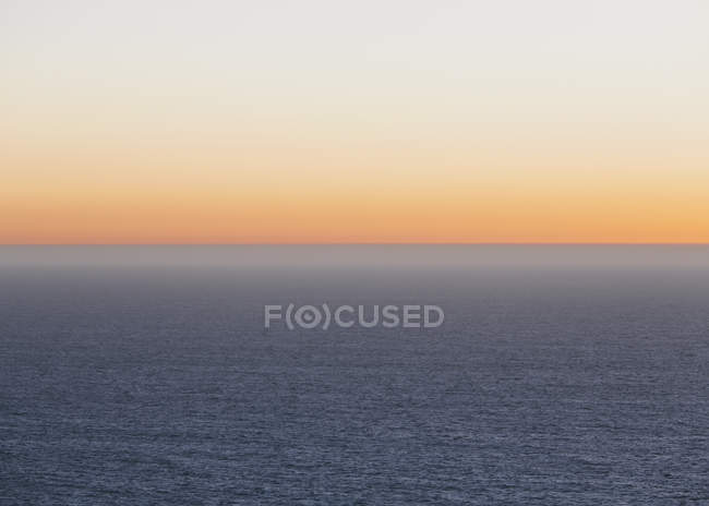 Pazifische Meeresoberfläche bei Sonnenuntergang an der kalifornischen Küste. — Stockfoto