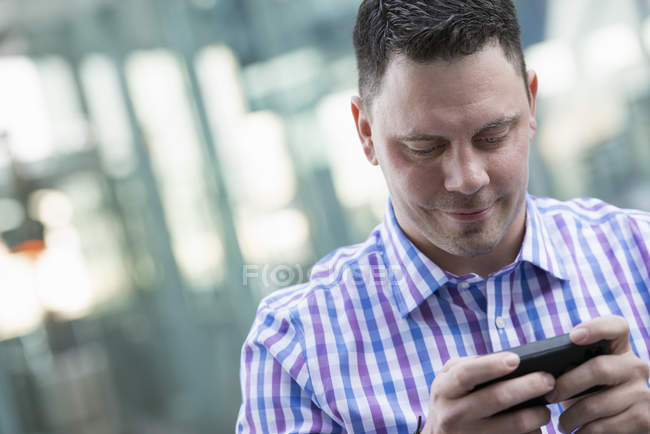 Крупный план среднего взрослого мужчины, проверяющего телефон . — стоковое фото
