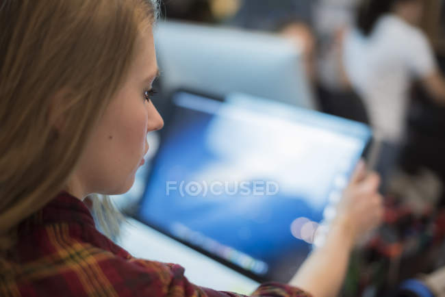 Крупним планом молода жінка використовує ноутбук . — стокове фото