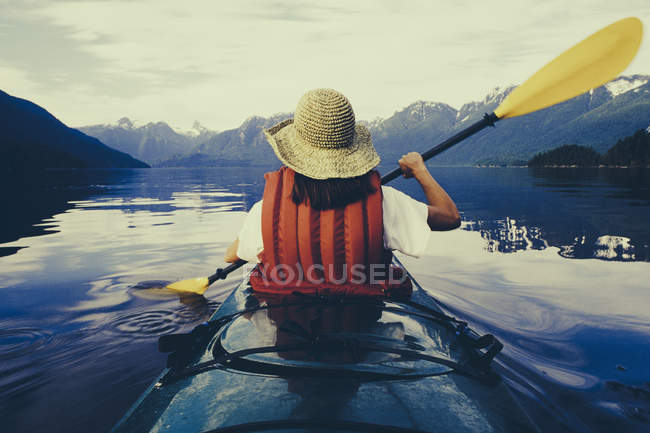 Vista posteriore della donna in kayak sulle acque calme di Muir Inlet nel Glacier Bay National Park, Stati Uniti . — Foto stock