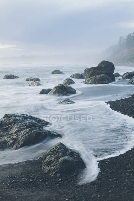 Formação rochosa na costa com praia de areia na maré baixa, Olympic National Park, EUA — Fotografia de Stock