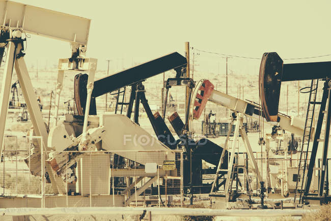 Роботи нафтової промисловості насосів на Мідуей Sunset нафтового родовища в Каліфорнії, США — стокове фото