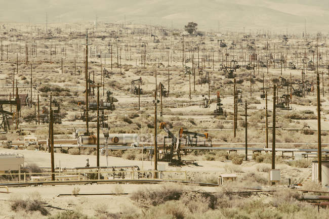 Роботи нафтової промисловості насосів на Мідуей Sunset нафтового родовища в Каліфорнії, США — стокове фото