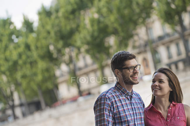 Couple adulte moyen marchant côte à côte sur la rue de la ville . — Photo de stock