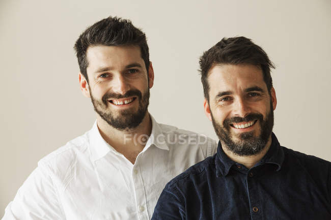Ritratto di due uomini barbuti che sorridono e guardano in camera . — Foto stock