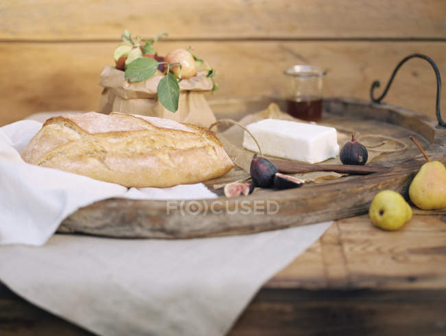 Подается деревенский стол с хлебом, яблоками и творогом . — стоковое фото