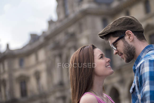 Взрослая пара, стоящая и смотрящая друг на друга на улице исторического города . — стоковое фото
