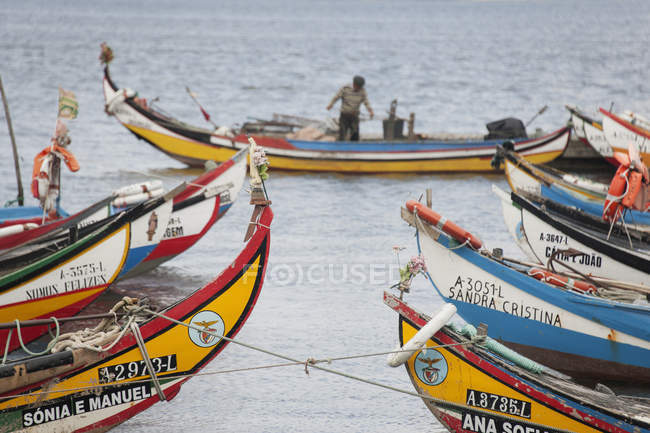 Barcos de pesca moliceiro tradicionais pintados em cores vivas ancorados em Torreira, Portugal
. — Fotografia de Stock