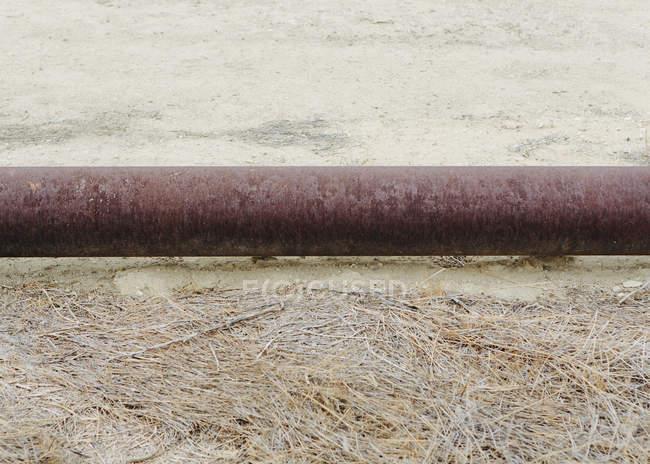 Elevado oleoduto no campo de petróleo Midway-Sunset na Califórnia, EUA — Fotografia de Stock