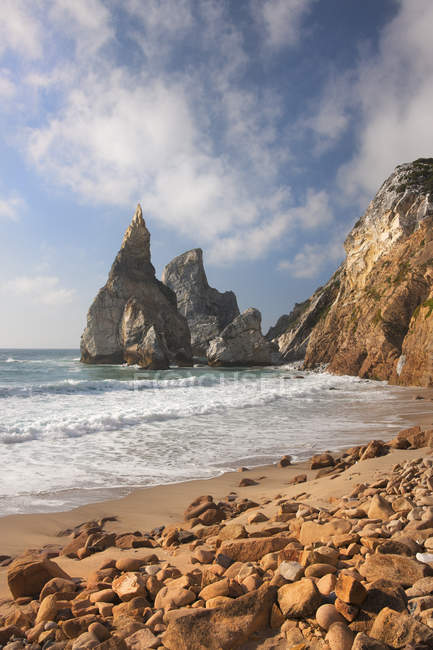 Пляж Ursa на атлантическом побережье с драматическим образованием скал в Португалии . — стоковое фото