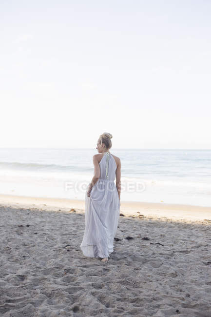 Стоковые фотографии по запросу Девушка море платье