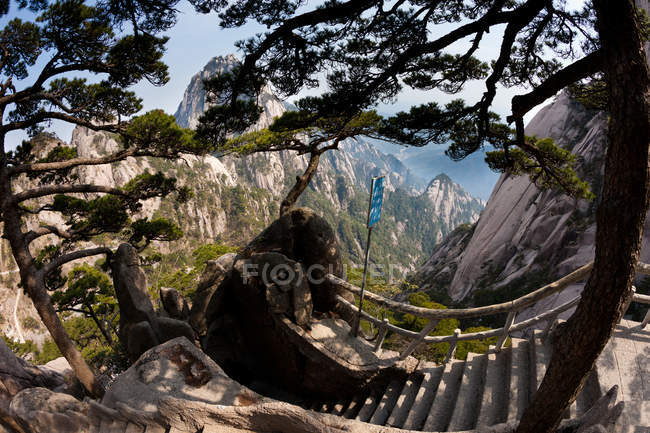 Escaleras y paisaje montañoso de Huang Shan en China . - foto de stock