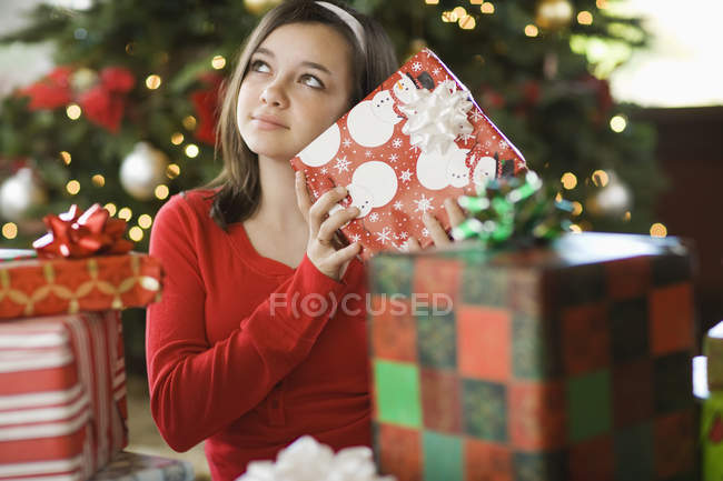 Ragazza adolescente agitazione regalo da albero di Natale — Foto stock