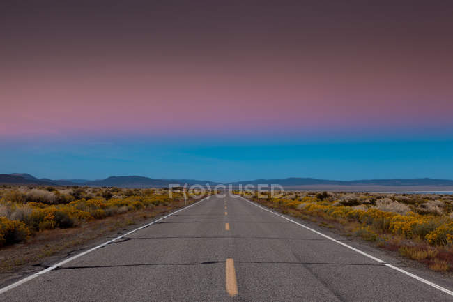 Estrada através da pradaria em Bodie, Califórnia, EUA — Fotografia de Stock