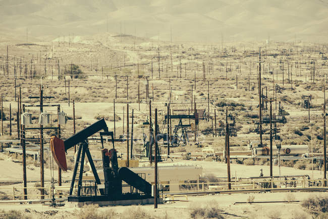 Pompe per l'industria petrolifera funzionanti presso il giacimento petrolifero Midway-Sunset in California, USA — Foto stock