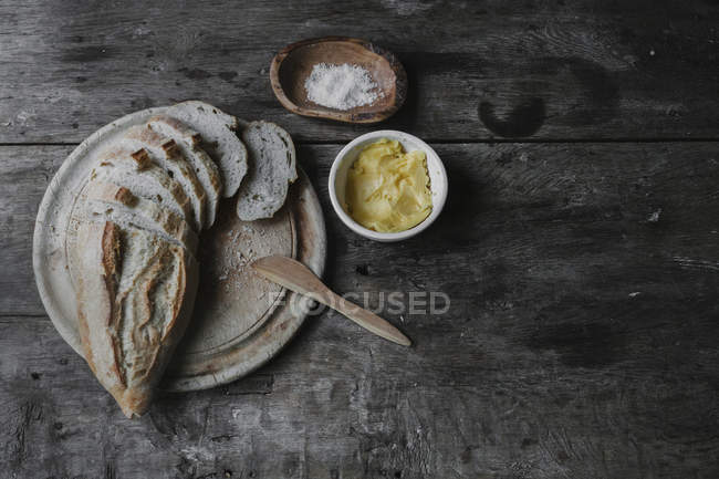 Посуд і хліб викладені на столі . — стокове фото