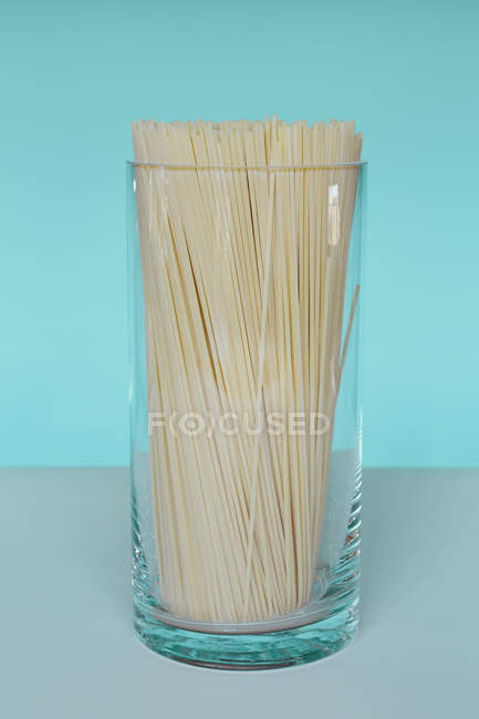 Massa de espaguete orgânica não cozida em vaso de vidro . — Fotografia de Stock