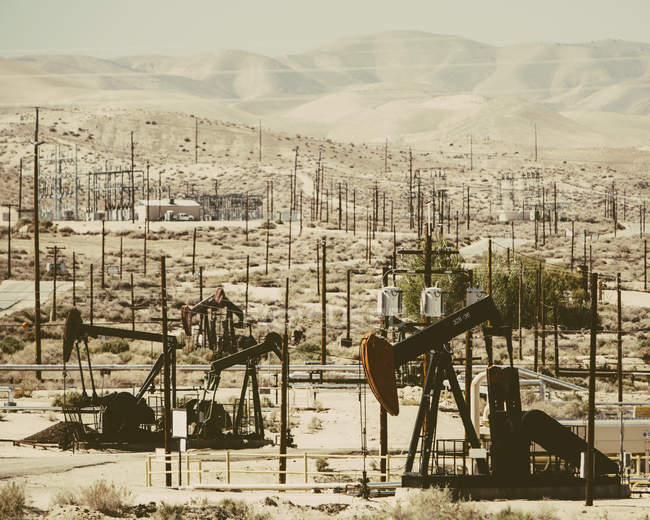Pompes industrielles fonctionnant au champ pétrolifère Midway-Sunset en Californie, États-Unis — Photo de stock