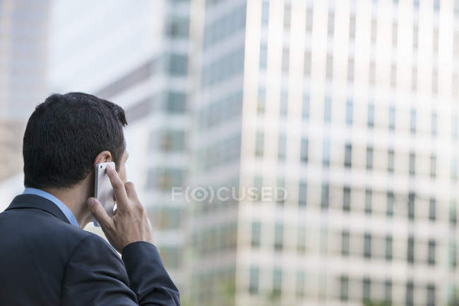 Rückansicht eines Geschäftsmannes, der auf städtischer Straße telefoniert. — Stockfoto