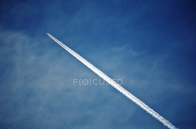 Weiße Dunstspur über blauen Himmel. — Stockfoto