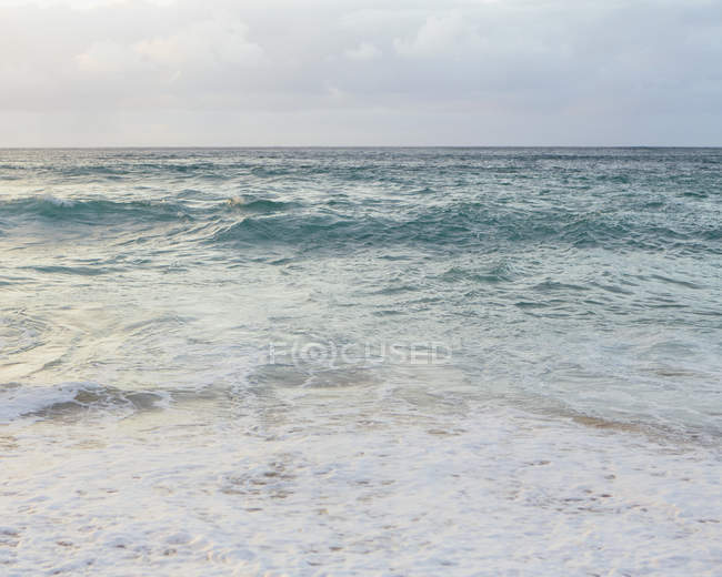 Océano Pacífico olas de surf al atardecer en la costa de Hawai . - foto de stock